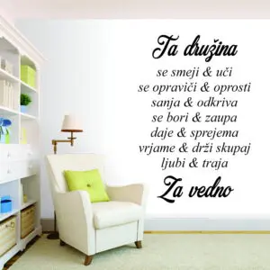Stenska nalepka - Ta družina pravila...